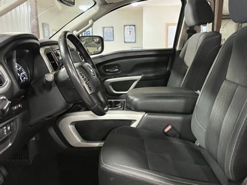 Used 2018 Nissan Titan SV w/ SV Convenience Package image 10