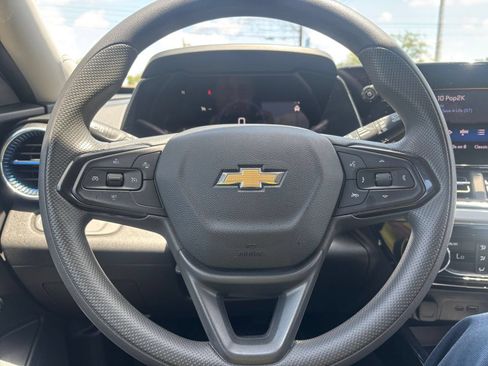 Used 2025 Chevrolet Trax LT FWD image 27