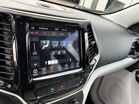 Used 2019 Jeep Cherokee Limited w/ Luxury Group AWD/4WD image 22