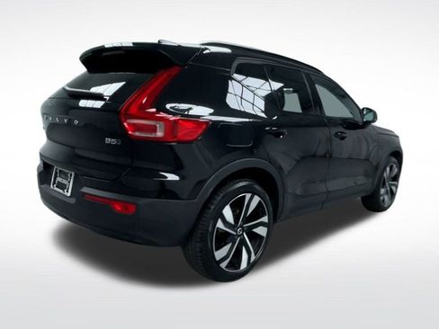 Used 2025 Volvo XC40 B5 Plus image 23