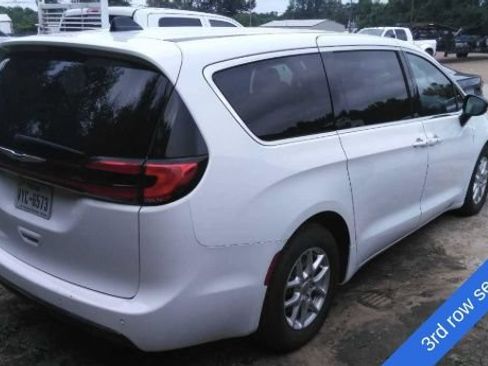Used 2025 Chrysler Pacifica Select FWD image 6