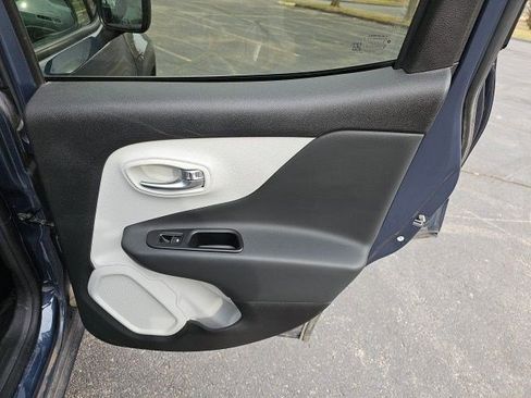 Used 2022 Jeep Renegade Latitude w/ Convenience Group image 17