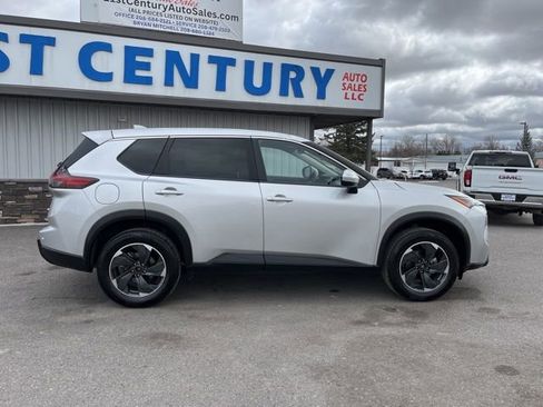 Used 2024 Nissan Rogue SV AWD/4WD image 16