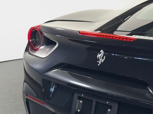 Used 2018 Ferrari 488 GTB RWD image 11