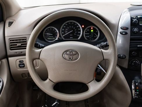 Used 2010 Toyota Sienna CE FWD image 13