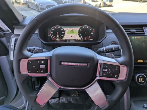 Used 2024 Land Rover Discovery Dynamic SE image 18