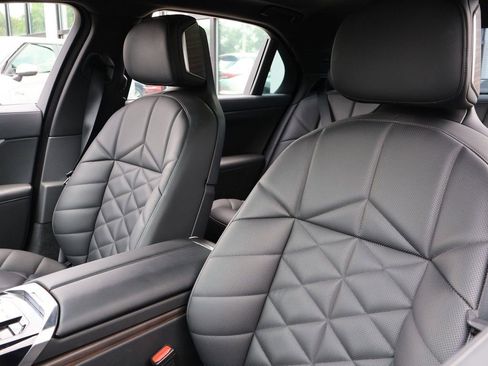 Used 2025 BMW 740i w/ Premium Package RWD image 37