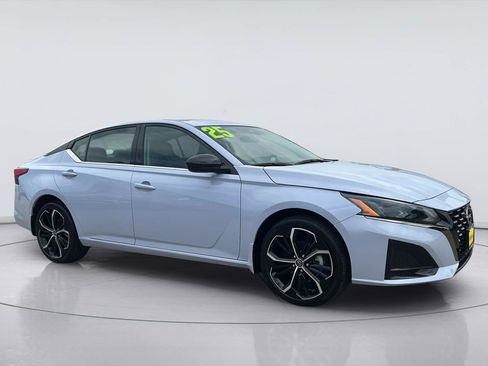 Used 2025 Nissan Altima 2.5 SR w/ SR Premium Package AWD/4WD image 2
