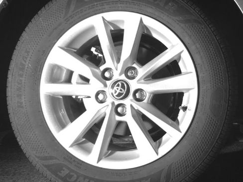 Used 2026 Toyota Camry LE AWD/4WD image 15