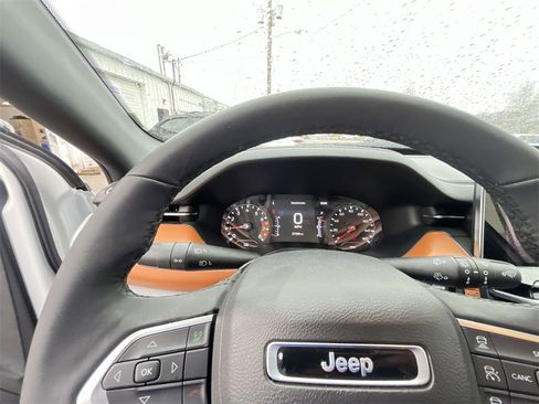 Used 2024 Jeep Compass Limited image 15