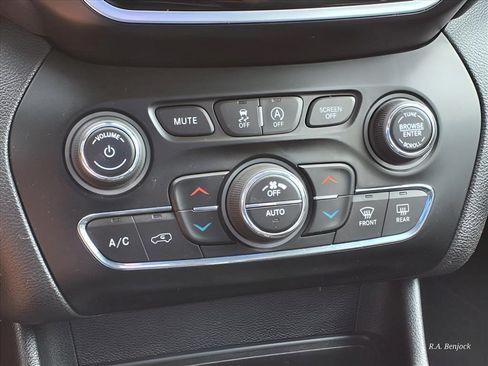 Used 2019 Jeep Cherokee Limited AWD/4WD image 11