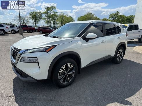 Used 2023 Nissan Rogue SV image 2