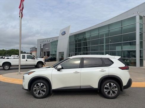 Used 2023 Nissan Rogue SV w/ SV Premium B Package FWD image 2