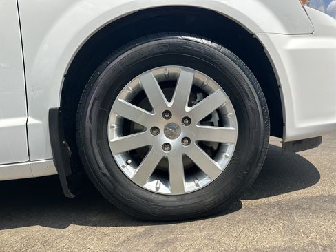 Used 2015 Chrysler Town & Country Touring FWD image 12