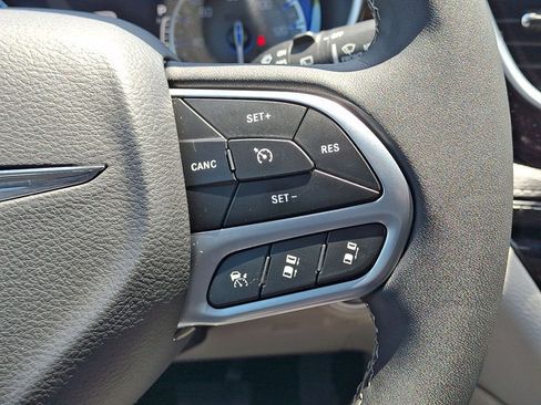 Used 2023 Chrysler Pacifica Limited AWD/4WD image 19
