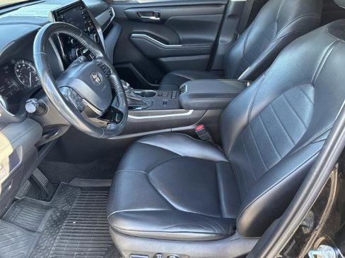 Used 2021 Toyota Highlander XLE image 6