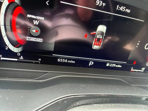 Used 2025 Nissan Pathfinder Platinum FWD image 3