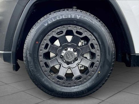 Used 2019 Jeep Grand Cherokee Laredo w/ Security & Convenience Group image 10