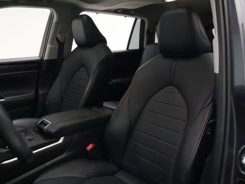 Used 2021 Toyota Highlander XLE FWD image 13