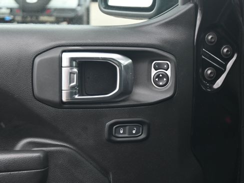 Used 2025 Jeep Wrangler Unlimited Rubicon 4xe w/ Convenience Group AWD/4WD image 15