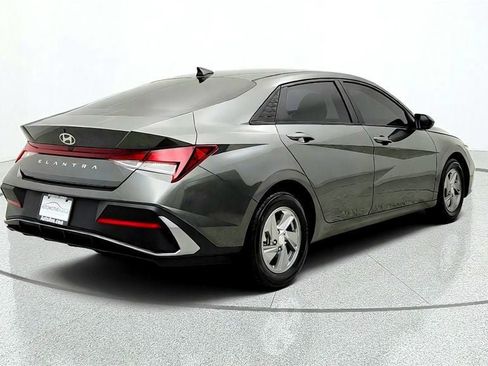 Used 2024 Hyundai Elantra SE FWD image 5