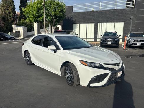 Used 2022 Toyota Camry SE FWD image 2