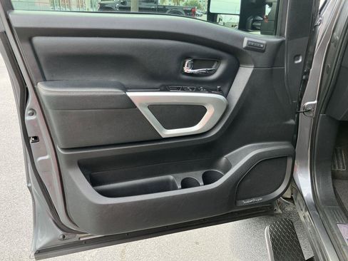 Used 2018 Nissan Titan SL w/ Chrome Package AWD/4WD image 13