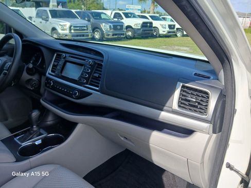Used 2018 Toyota Highlander LE FWD image 18