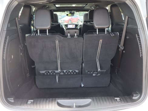 Used 2024 Chrysler Pacifica Premium FWD image 33