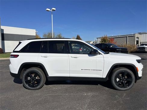 Certified 2025 Jeep Grand Cherokee Limited w/ Black Appearance Package image 10