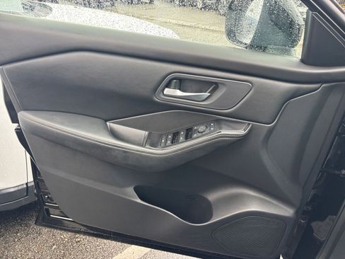 Used 2025 Nissan Rogue SV image 18