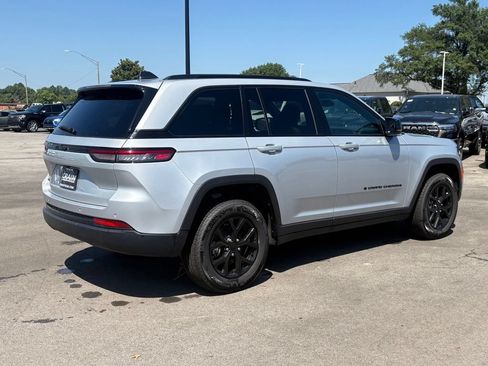 Used 2025 Jeep Grand Cherokee Altitude AWD/4WD image 8