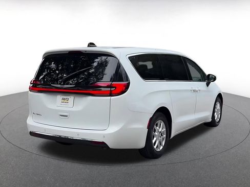Used 2023 Chrysler Pacifica Touring-L image 14