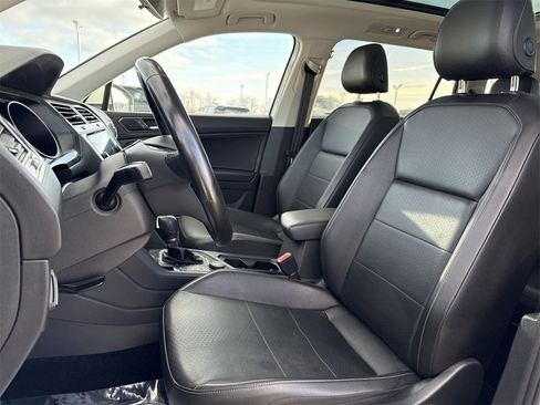 Used 2018 Volkswagen Tiguan SE w/ Panoramic Sunroof Package image 13
