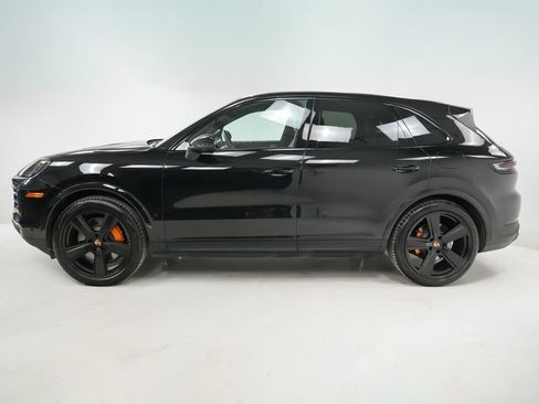 Used 2025 Porsche Cayenne w/ Premium Package image 2