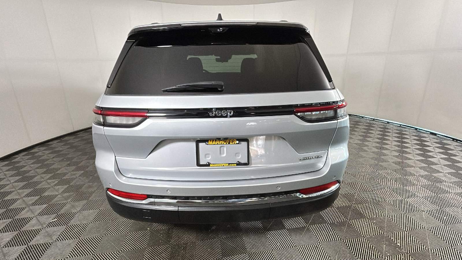 Used 2023 Jeep Grand Cherokee Limited w/ Luxury Tech Group II RWD image 4