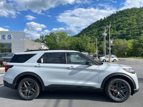 New 2026 Ford Explorer ST-Line w/ ST-Line Street Pack AWD/4WD image 4