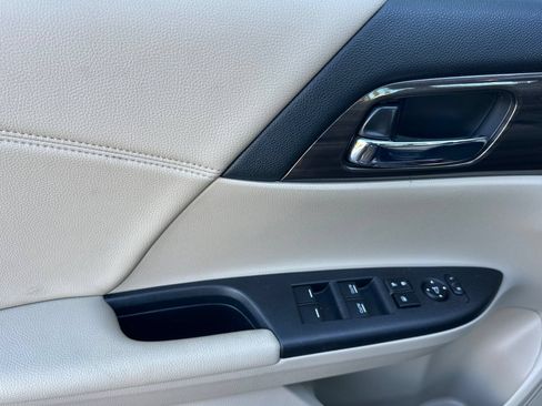 Used 2017 Honda Accord EX image 10