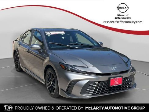 Used 2025 Toyota Camry SE FWD image 1