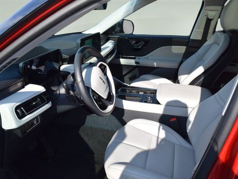 Used 2025 Lincoln Aviator AWD image 10