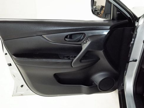 Used 2020 Nissan Rogue S FWD image 9