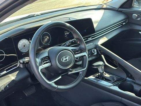Used 2025 Hyundai Elantra SEL image 23