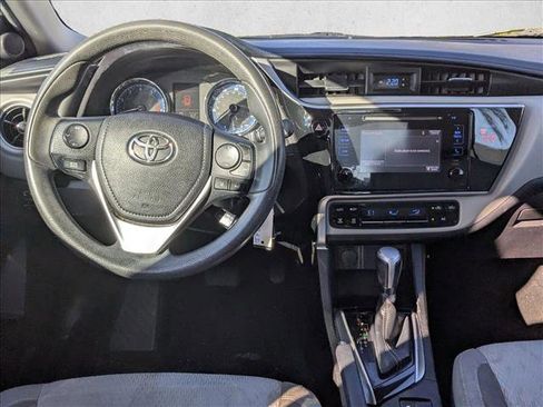Used 2018 Toyota Corolla LE image 17
