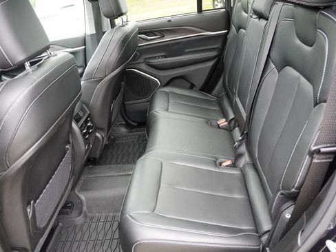 Used 2024 Jeep Grand Cherokee Limited w/ Luxury Tech Group II AWD/4WD image 17