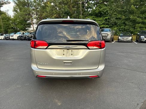 Used 2018 Chrysler Pacifica Touring-L Plus FWD image 6
