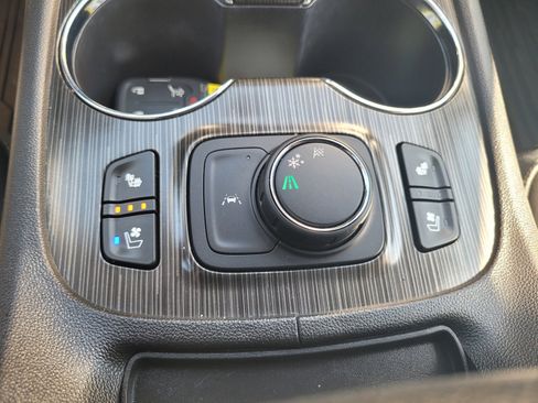 Used 2022 GMC Acadia SLT w/ Technology Package FWD image 23