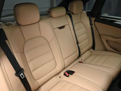 Certified 2025 Porsche Macan AWD/4WD image 29