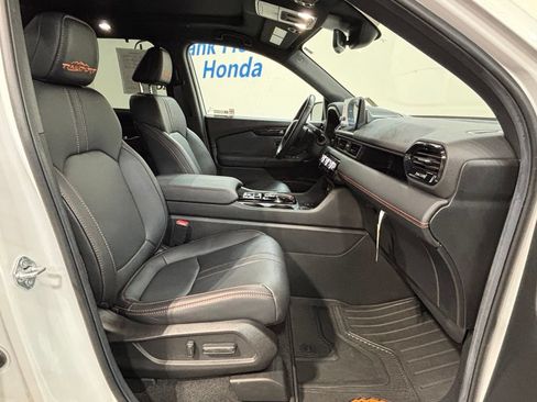Used 2025 Honda Pilot TrailSport image 39