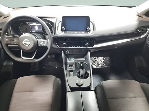 Used 2022 Nissan Rogue SV image 2