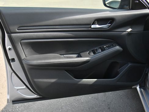 Used 2024 Nissan Altima 2.5 SV FWD image 13